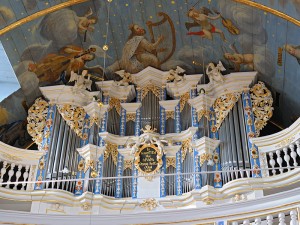 Sankt-Lukas Orgel mit Teilansicht der Decke